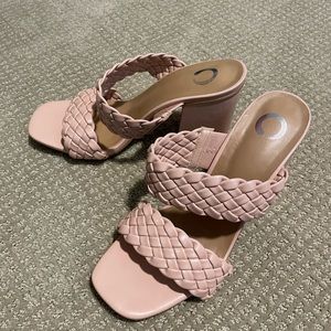 NEVER WORN womens sz 9W pink Journee Collection-Melissa Sandal